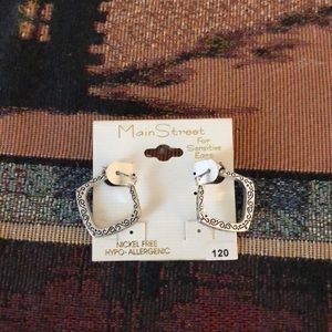 Women’s earrings never worn
